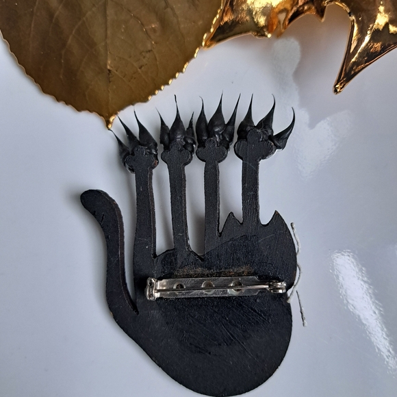Kitchy Wooden Cat Brooch - Picture 2 of 4